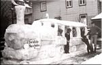 aus Schnee gebaute Eisenbahn